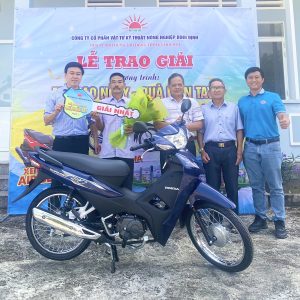 Trao giải cho khách hàng may mắn trúng thưởng tại Hoài Mỹ, thị trấn Hoài Nhơn, tỉnh Bình Định