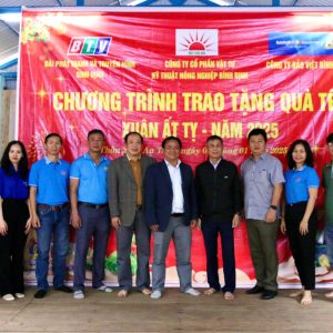 Công ty CP VT KTNN Bình Định thăm, tặng quà Tết cho bà con thôn 2, xã An Toàn, huyện An Lão, tỉnh Bình Định