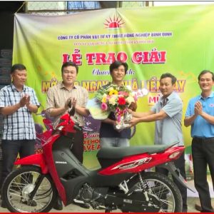 Nông dân Quảng Ngãi may mắn nhận giải nhất chương trình “Mở bao ngay – Quà liền tay” cùng Phân bón Mặt Trời Mới